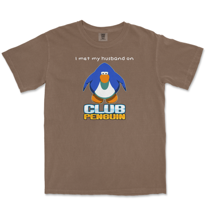 Comfort Colors T-Shirt Club Penguin Husband  in Espresso