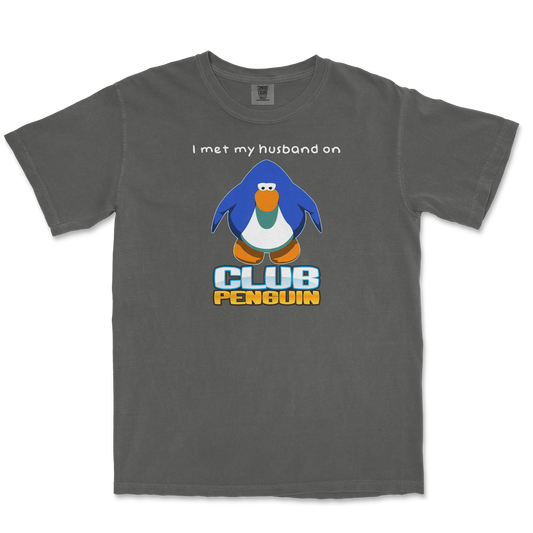 Comfort Colors T-Shirt Club Penguin Husband  in Pepper